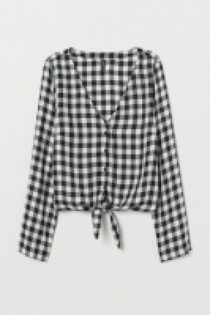 Tie-hem viscose blouse 10.00 €