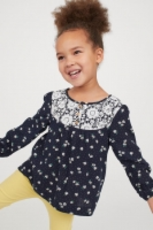 Blouse with a lace yoke 7.00 €