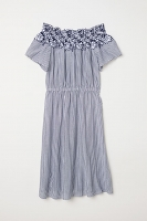 Off-the-shoulder dress 17.99 €