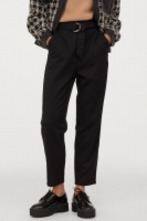 Belted ankle-length trousers 10.00 €