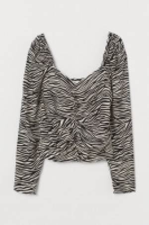 Puff-sleeved blouse 13.00 €
