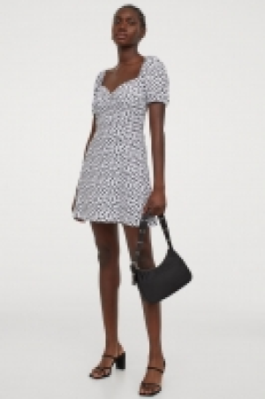 Puff-sleeved dress 17.99 €