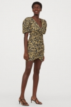 Puff-sleeved wrap dress 17.99 €