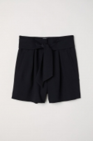 Tailored shorts 12.99 €