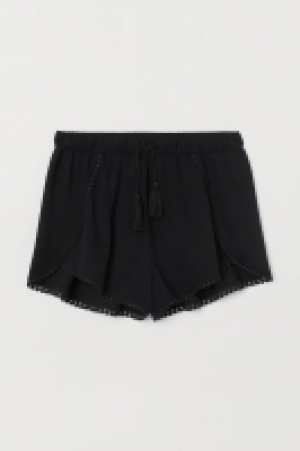 Lace-trimmed shorts 9.99 €