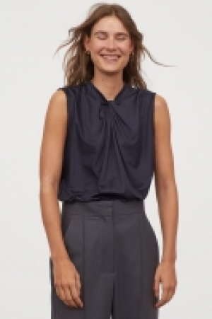 Knot-detail top 7.99 €