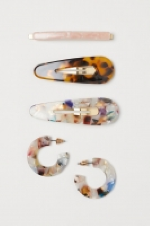 Earrings and hair clips 8.99 €