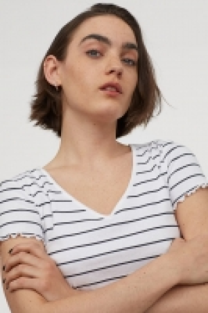 V-neck T-shirt 6.99 €