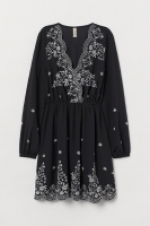 Dress with embroidery 29.99 €