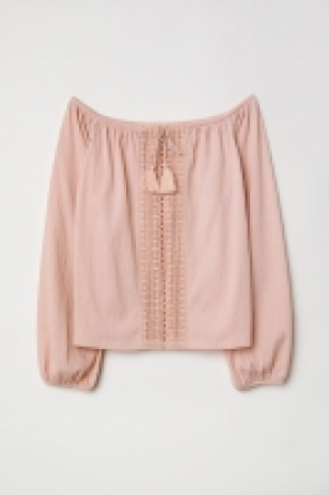 HM  Off-the-shoulder top with lace