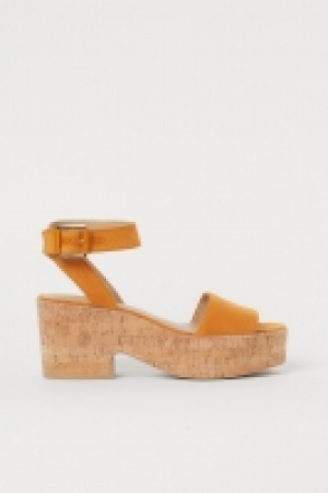 Platform sandals 8.99 €