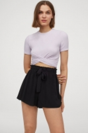 Crinkled shorts 7.99 €