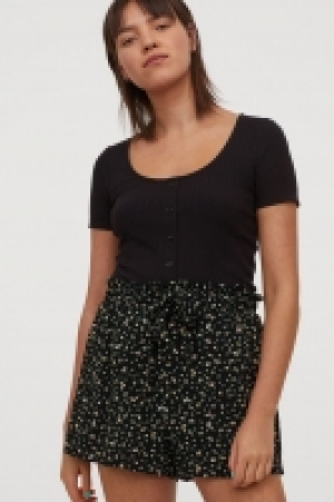Crinkled shorts 4.99 €