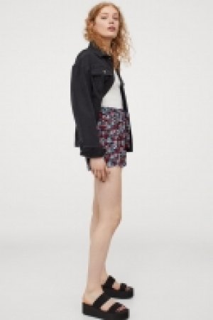 Crinkled shorts 9.99 €
