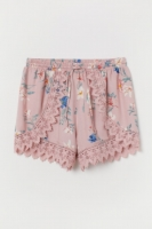 Lace-trimmed shorts 7.99 €