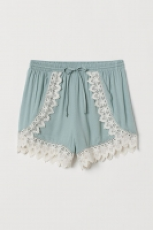 Lace-trimmed shorts 8.99 €