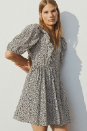 Puff-sleeved dress 8.00 €