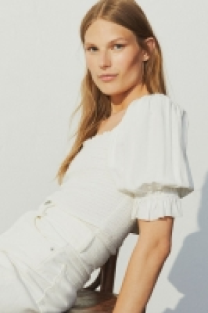 Puff-sleeved smocked blouse 7.00 €
