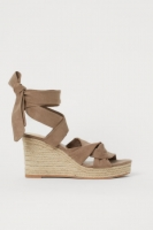 Wedge-heeled sandals 18.00 €