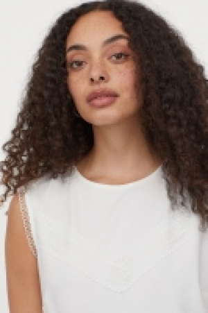 Lace-trimmed dress 8.00 €