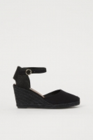 Wedge-heeled espadrilles 8.00 €