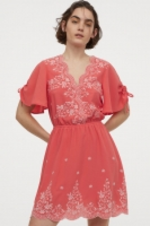 Embroidered dress 18.00 €