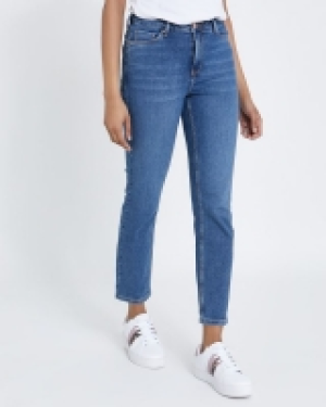 Mid Rise Essential Straight Fit Jeans