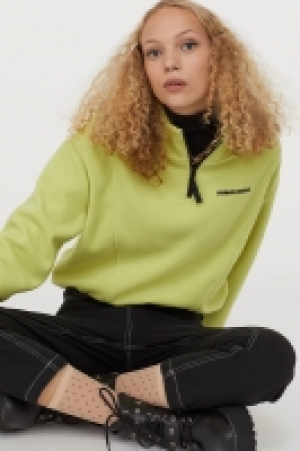 Short collared top 9.00 €