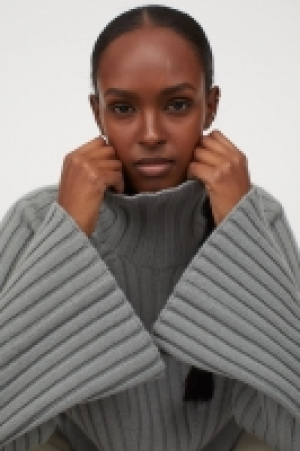 Wool polo-neck jumper 35.00 €