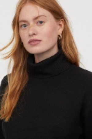 Knitted polo-neck jumper 13.00 €
