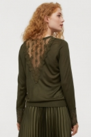 Jumper with lace details 11.00 €