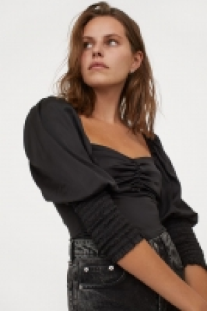 Puff-sleeved blouse 7.00 €