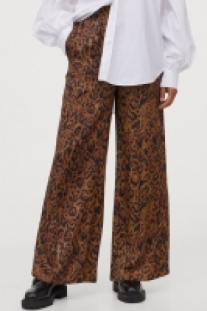 Wide satin trousers 23.00 €