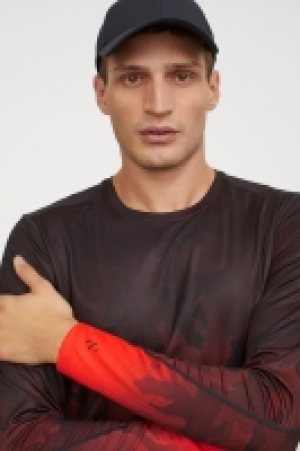 Long-sleeved sports top 13.00 €