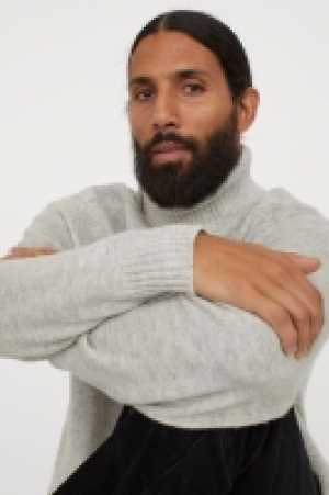 Fine-knit polo-neck jumper 13.00 €
