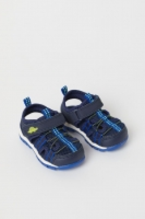 Sturdy sandals 9.00 €