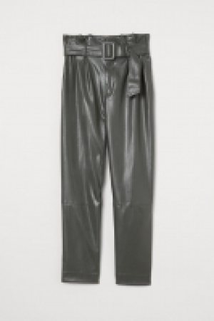 Ankle-length trousers and belt 13.00 €