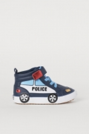 Hi-top trainers 11.00 €