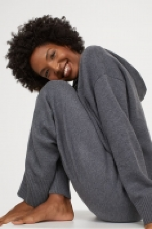 Knitted joggers 10.00 €