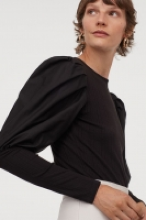 Ribbed puff-sleeved top 8.00 €