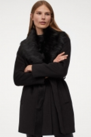 Faux fur-collared coat 33.00 €