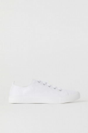 Canvas trainers 9.00 €