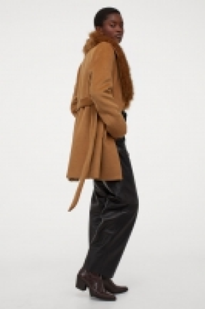 Faux fur-collared coat 52.00 €