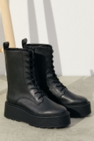 Platform boots 16.00 €