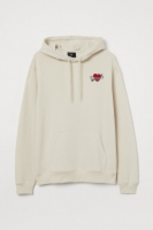 HM  Hooded top with a motif