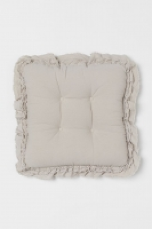 Frill-trimmed seat cushion 10.00 €