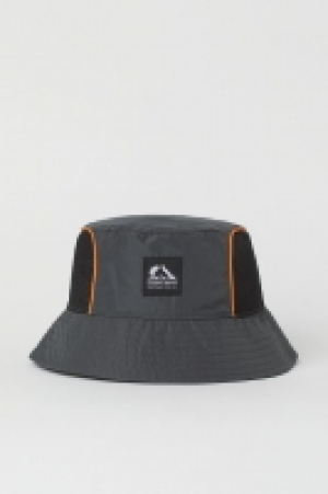 HM  Chin-strap bucket hat