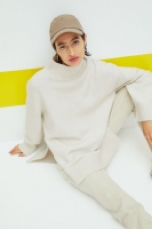 Oversized polo-neck jumper 17.00 €