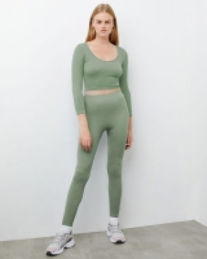Long-Sleeved Rib Scoop Crop Top 3.00 €