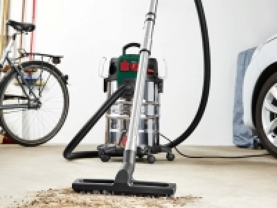 Wet < Dry Vacuum Cleaner